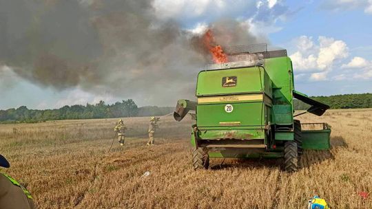 Kombajn częściowo spłonął. Ale ogień nie przeniósł się na uprawy