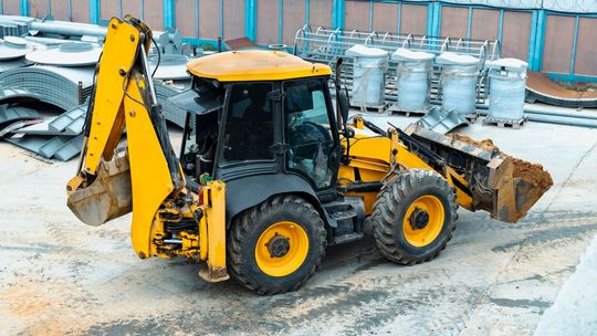 Koszty eksploatacji koparko-ładowarki ? na co zwrócić uwagę?