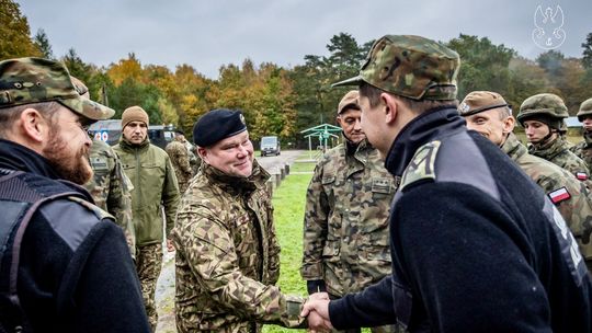 Łotewscy żołnierze Gwardii Narodowej u braniewskich żołnierzy WOT