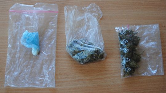Marihuana, amfetamina, waga, młynek i lufka