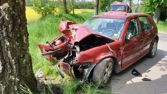 Minął auto i uderzył w drzewo