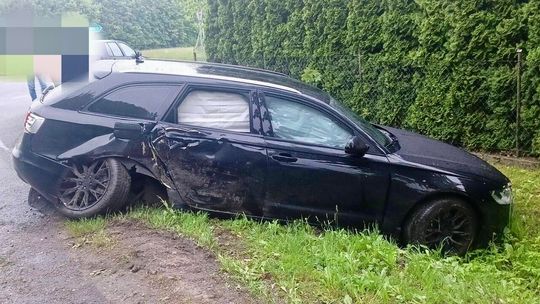Mokra nawierzchnia i poślizg. Kierowca Audi wypadł z drogi