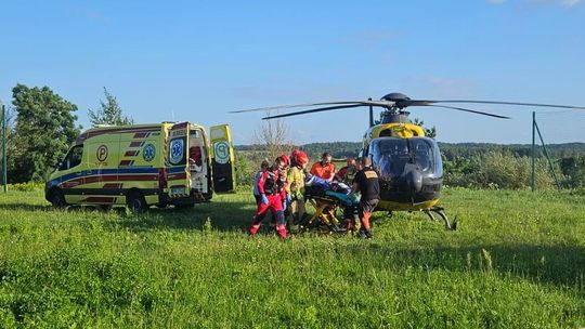 Motocyklista potrącił dwie 6-latki. Jedną śmigłowiec przetransportował do szpitala