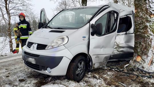 Na śliskiej drodze bus uderzył w drzewo