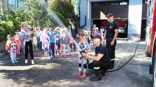 Najmłodsi z wizytą u strażaków