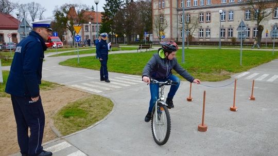 Nie obca im motoryzacja i bezpieczeństwo na drodze