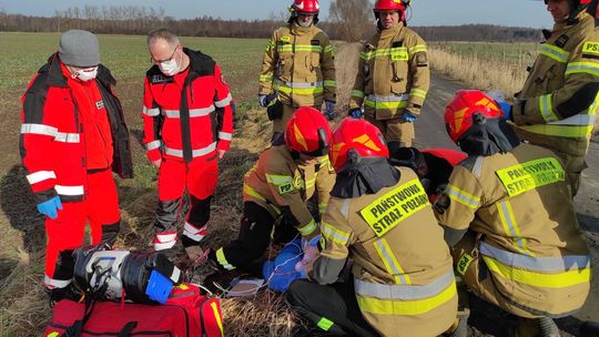 Nieprzytomny rowerzysta leżał na drodze. Mężczyzna zmarł