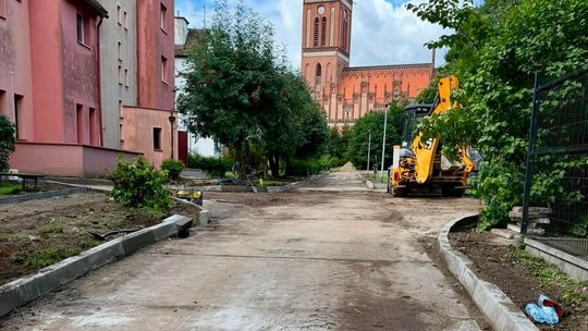 Nowe drogi, chodniki i parkingi. Prace w gminie Pieniężno