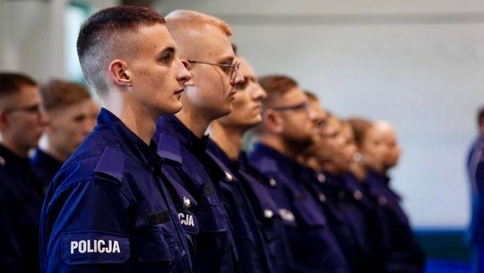 Nowi policjanci ślubowali. Trafią także do komendy w Braniewie