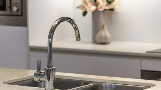 Nowoczesna bateria kuchenna w praktyce: kiedy wybrać model chromowany, kolorowy lub z elastyczną wylewką?