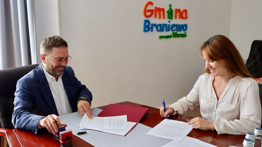 Nowy samochód dla ŚDS w Żelaznej Górze. Wsparcie dla osób z niepełnosprawnościami