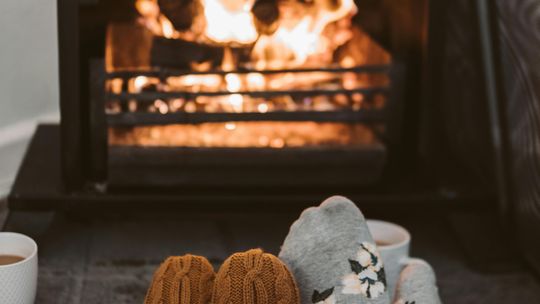 Obudowy kominkowe - jak wybrać serce twojego wnętrza?