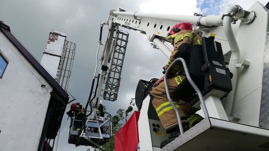 Od płonących śmietników zajął się dach szkoły