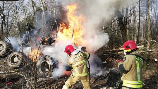 Ogień strawił w lesie harvestera