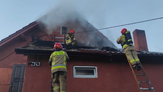 Ogień zajął dach przybudówki. Potem zaczął przenosić się na dom