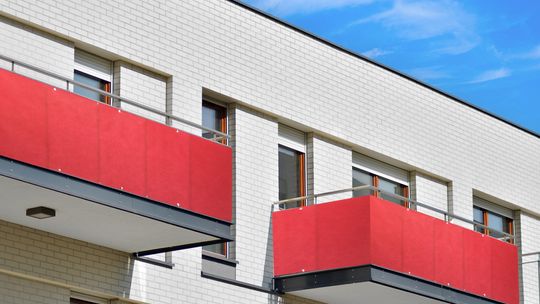 Osłony na balkon – czyli jak uchronić się przed wzrokiem sąsiadów?