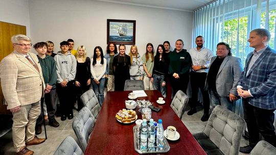 Ósmoklasiści z Wilcząt odwiedzili urząd gminy. Zapytali urzędników, jak działa samorząd