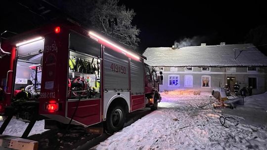 Palił się dach w jednorodzinnym domu