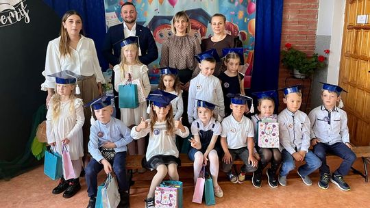 Pasowanie i ślubowanie. W szkole w Słobitach świętowano Dzień Edukacji Narodowej