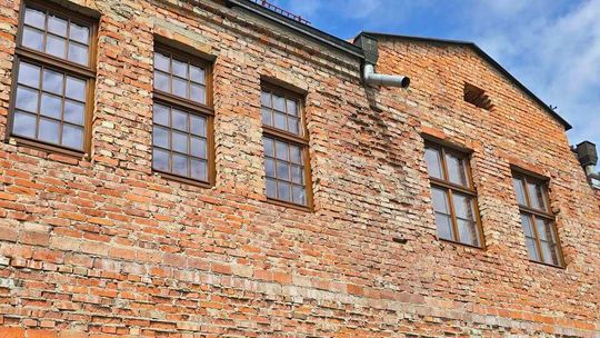 Pieniężno: trwa montaż stolarki okiennej i drzwiowej w zabytkowym ratuszu