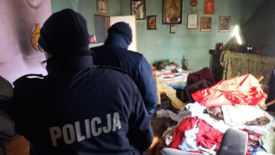 Pijany bezdomny w przyczepie kempingowej