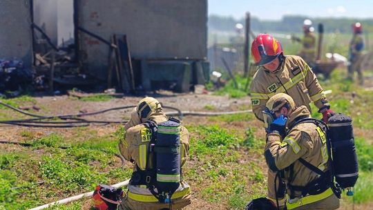 Płomienie objęły dach i wnętrze budynku. W akcji osiem zastępów straży pożarnej