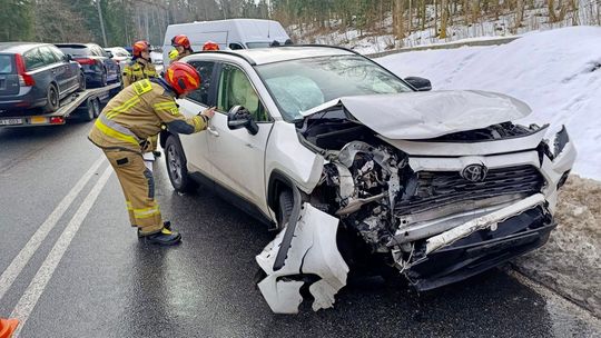 Pluty: zderzenie dwóch aut. Droga była zablokowana, jedna osoba trafiła do szpitala