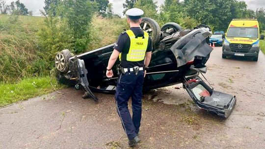 Pobocze i dachowanie pod Lidzbarkiem Warmińskim. Dwie osoby trafiły do szpitala