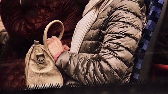 Podróżowała z Olsztyna do Bartoszyc. W Lidzbarku Warmińskim zniknęła jej torebka