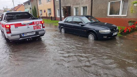 Podtopienia, zalane piwnice i powalone drzewa. Strażacy z Braniewa wciąż odbierają zgłoszenia