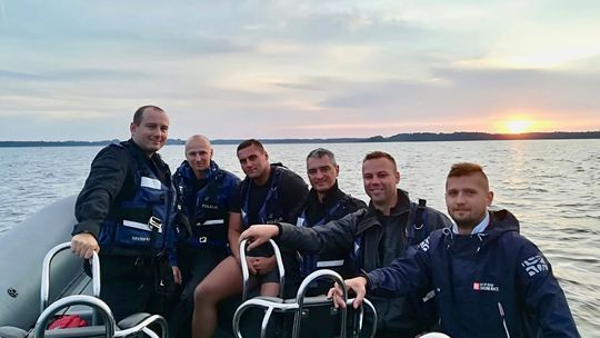 Policjanci na wodnych patrolach