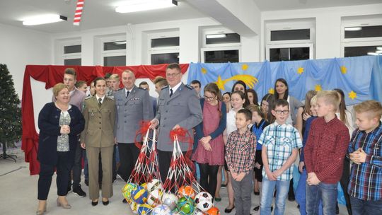 Policjanci w domu dziecka. Przyszli z prezentami