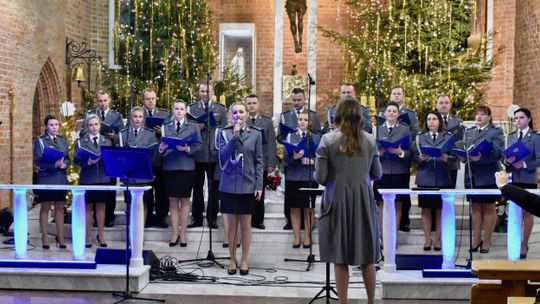 Policjanci zaśpiewali kolędy i pastorałki