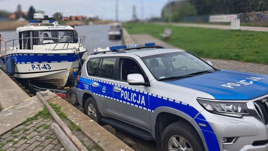 Policjanci zwodowali łódź. Będą patrolować Zalew Wiślany