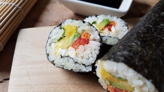 Pomysły na zdrowe przekąski na mieście. Jak unikać fast foodu i nie być głodnym?