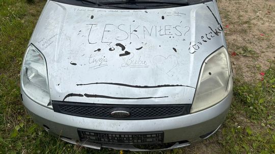 Porzucone auto w środku lasu. Powód? Kręcenie teledysku!