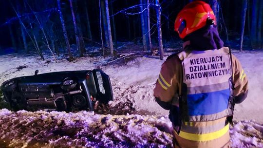 Poślizg i jazda zakończona w rowie. Trzy osoby w aucie, jedna trafiła do szpitala