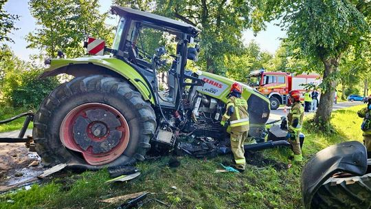 Potężne uderzenie pod Strubnem. Ciągnik stracił koło, kierowcy nie było
