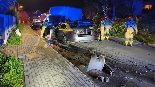 Potężne uderzenie w zaparkowany samochód. Groźna kolizja na ulicy Wileńskiej w Braniewie