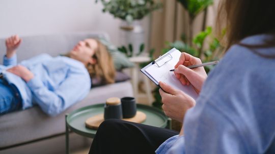 Powtarzające się schematy emocjonalne – skąd się biorą i jak dotrzeć do ich źródła