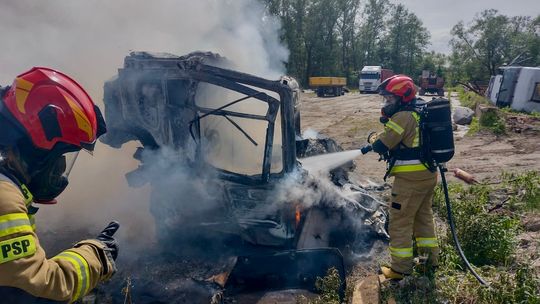 Pożar na placu złomowiska. Spaliła się kabina ciężarówki