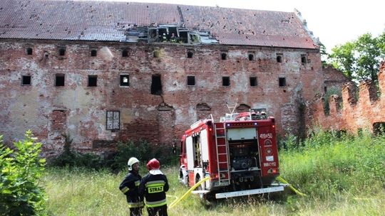 Pożar poddasza w zabytkowym zamku