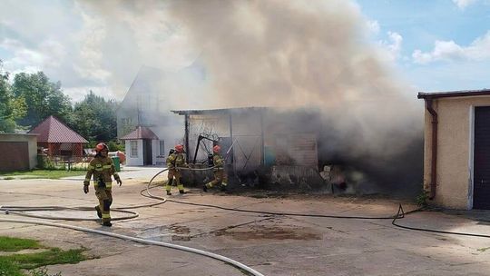 Pożar przy ulicy Żeromskiego w Braniewie. Płonęły materiały zgromadzone w wiacie