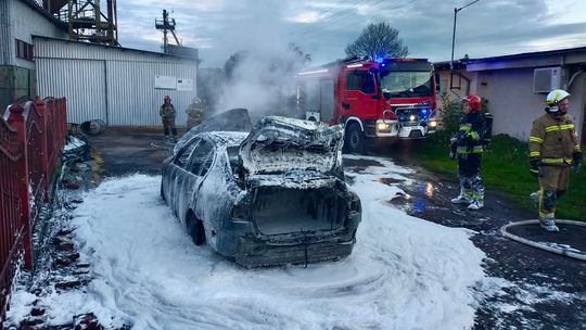 Pożar samochodu. Auto doszczętnie spłonęło