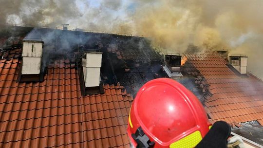 Pożar w jednostce wojskowej w Gołdapi. Jeden z ratowników trafił do szpitala