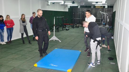 Poznali, na czym polega praca policjanta