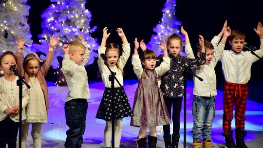 Przedszkolaki i uczniowie zaśpiewali kolędy i pastorałki [ZDJĘCIA]