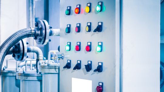 Przemienniki częstotliwości w zakładach produkcyjnych — jak dobrać falownik do specyfiki pracy maszyn?