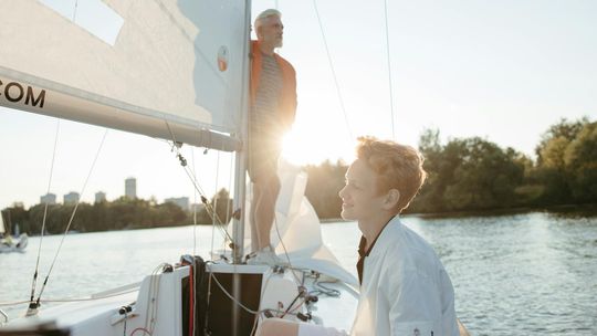 Przewodnik po rejsie jachtem na Mazurach: jak zaplanować niezapomnianą przygodę na wodzie