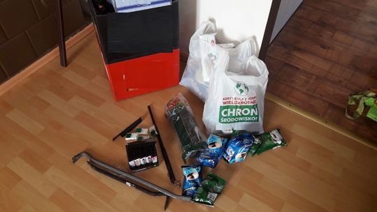 Przez dziurę w ścianie wynieśli 200 butelek piwa